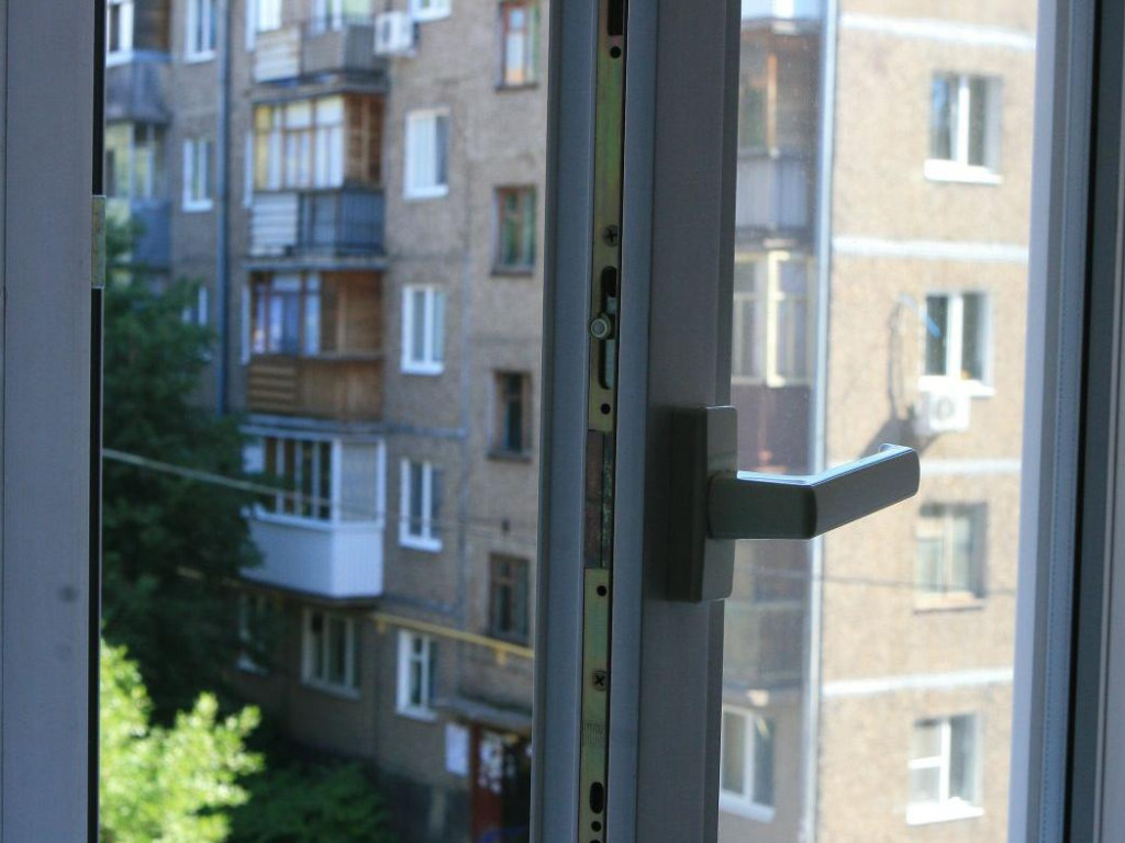Во Львове 14-летняя девочка упала с балкона