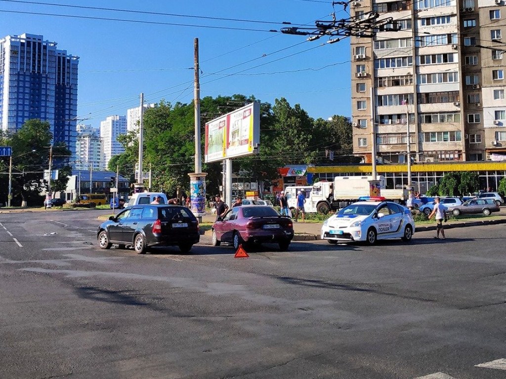 Из-за ДТП на ровном месте в Одессе парализовало движение троллейбусов (ФОТО)