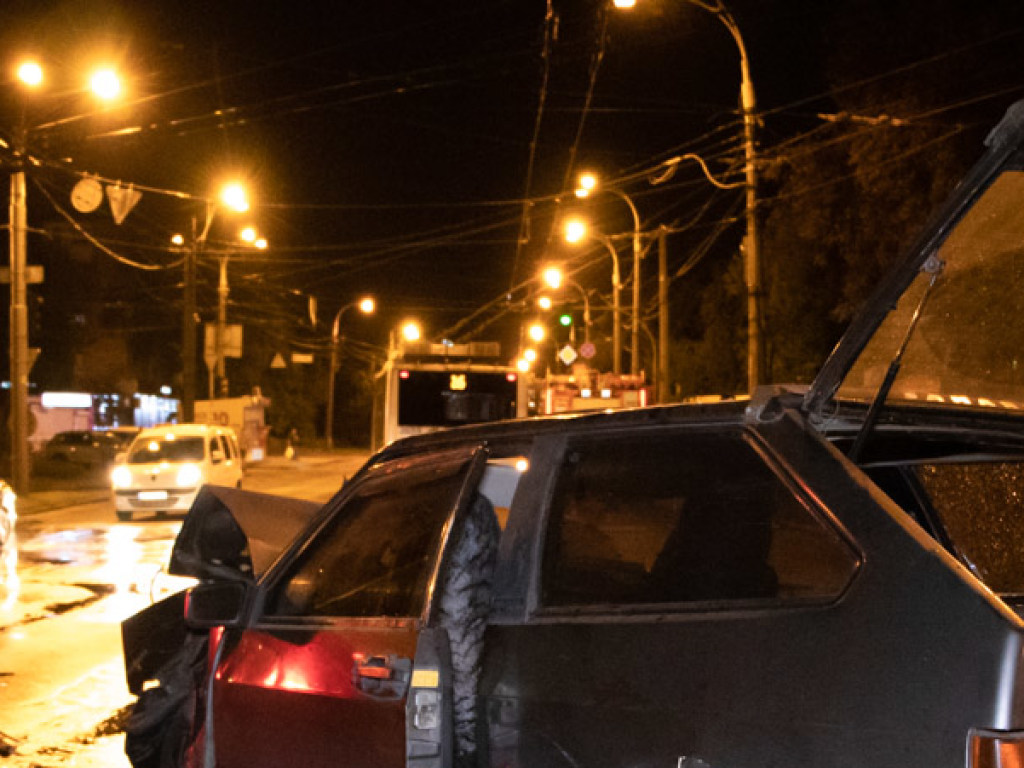 На Нивках в Киеве ВАЗ врезался в Volkswagen с детьми: есть пострадавшие (ФОТО, ВИДЕО)