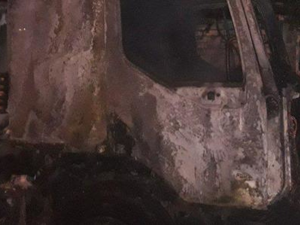 Ночью в Днепре двое неизвестных облили грузовик бензином и подожгли (ФОТО)