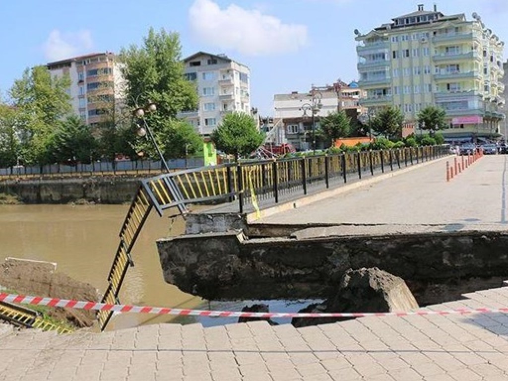 В Турции рухнул мост с людьми (ФОТО, ВИДЕО)