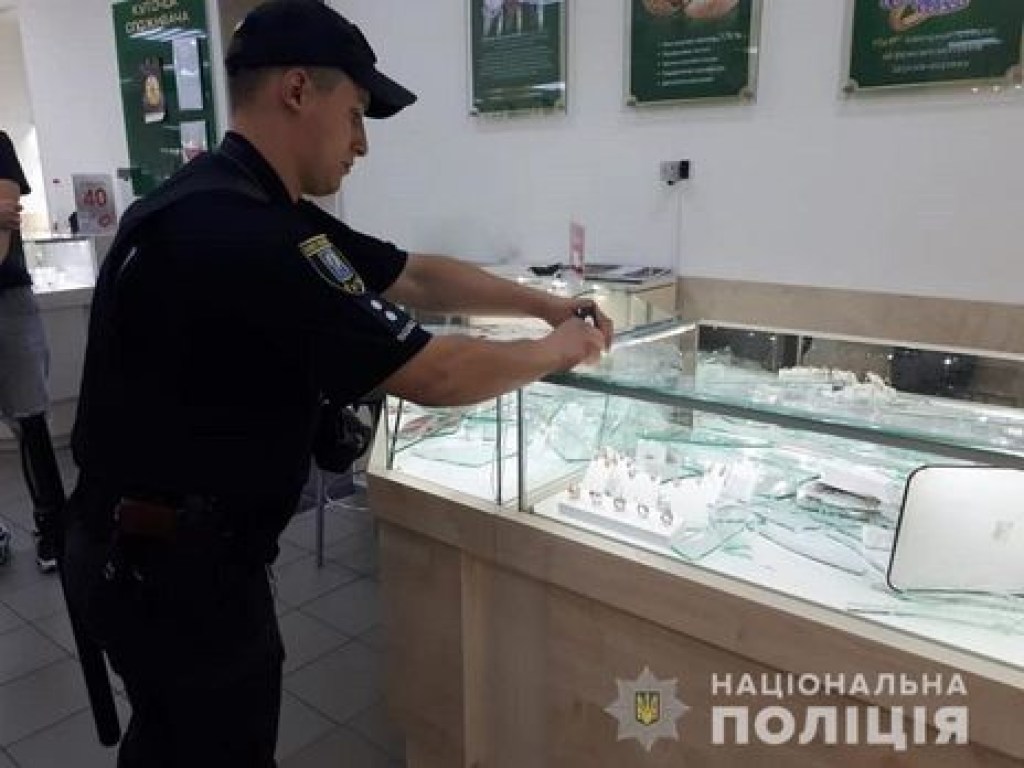 Пока охранник отлучился: Мужчина с ружьем ограбил ювелирный магазин на столичной Троещине (ФОТО)