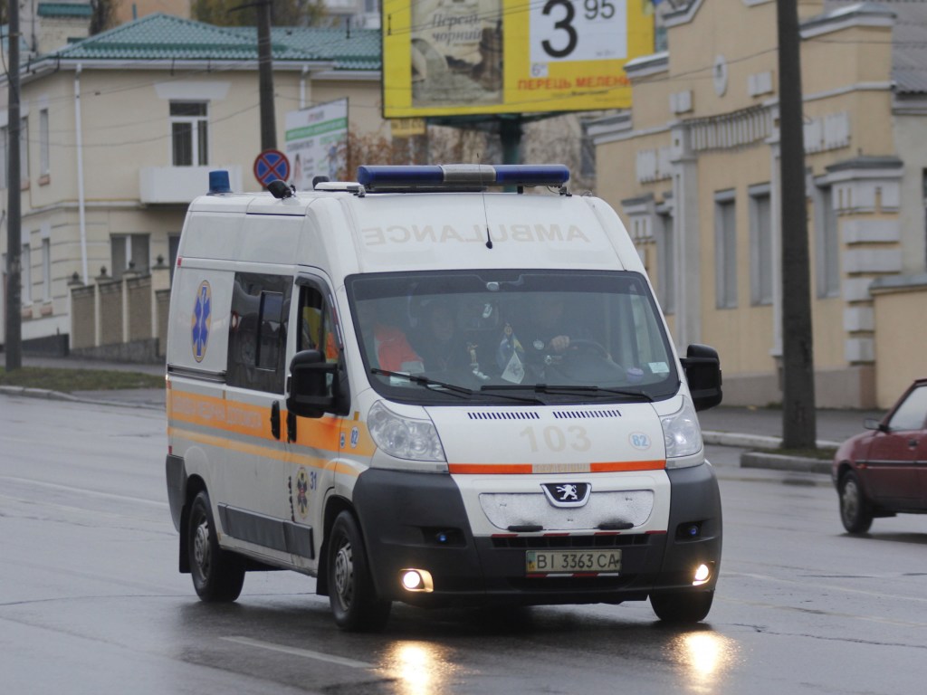 На Харьковщине мужчина во время застолья ударил гостя ножом в шею