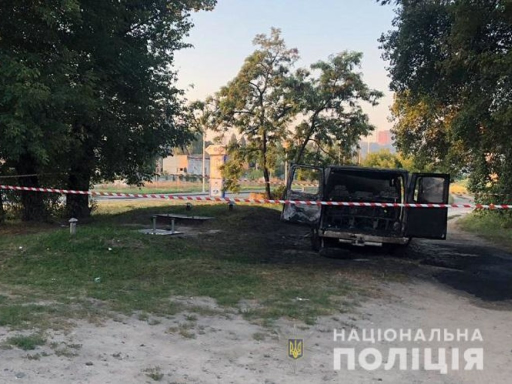 В Киеве на Подоле неизвестные дотла сожгли авто: в нем сидели люди (ФОТО)