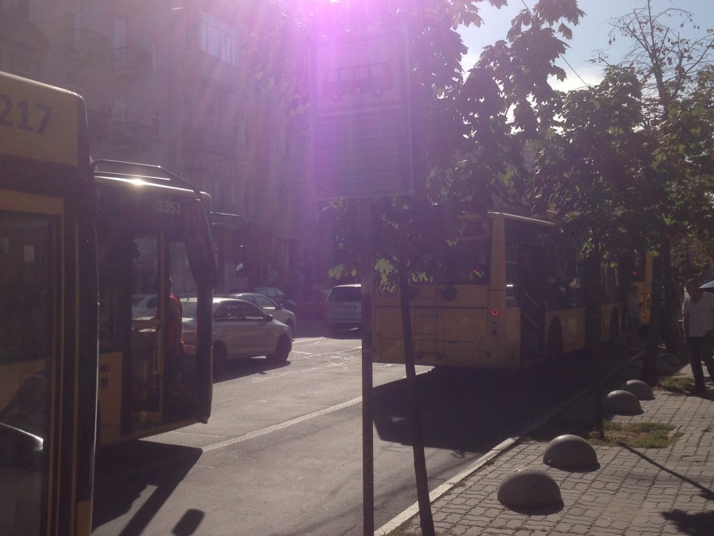 В центре Киева остановились троллейбусы: что случилось (ФОТО)