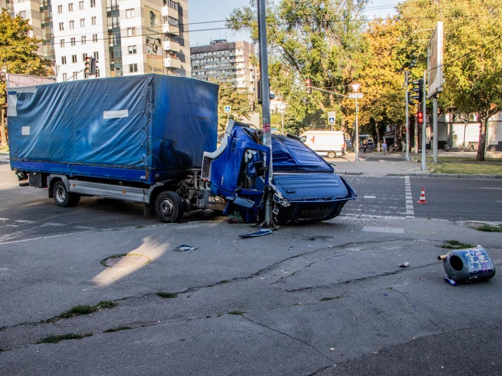 В Днепре грузовик колесом зацепился за ливневку: водитель чуть не выпал на дорогу (ФОТО, ВИДЕО)