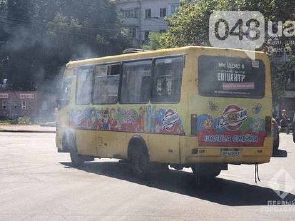 Повалил дым: В Одессе на ходу загорелась маршрутка с людьми (ВИДЕО)