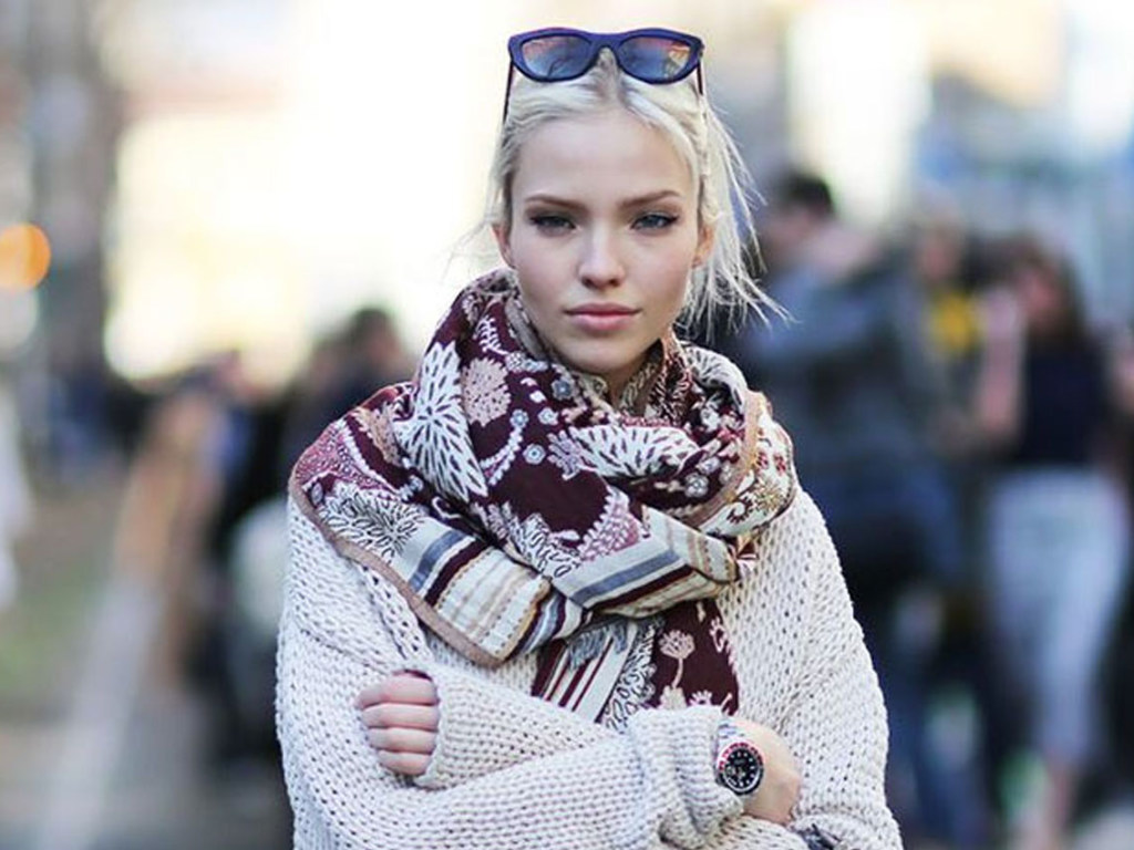Осенний холод и тренды моды-2019: стилисты показали, как из свитера сделать элегантный шарф (ФОТО)