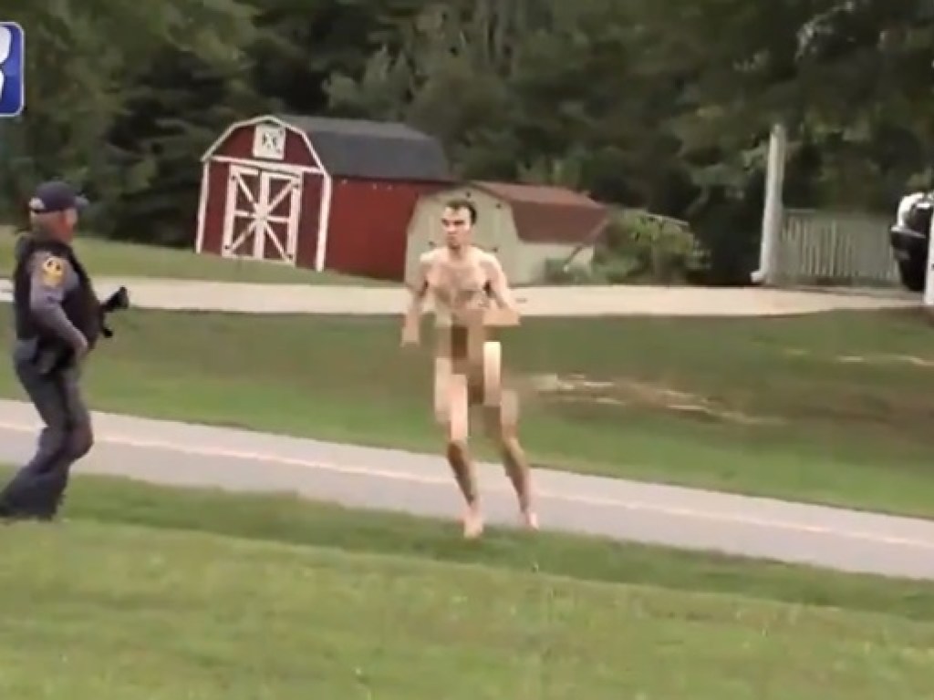 В США бегущего голого преступника сняли на видео