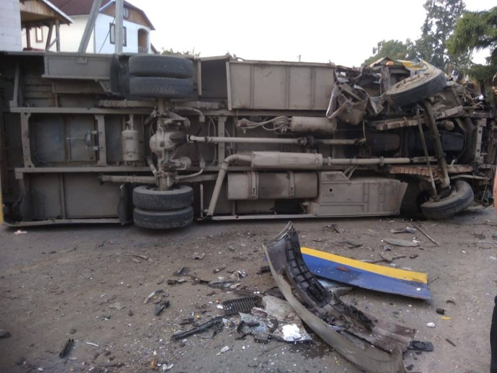 На Закарпатье в результате ДТП перевернулся рейсовый автобус, есть пострадавшие (ФОТО)