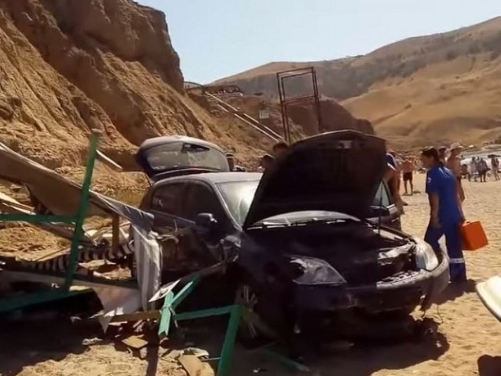 Жуткое ДТП в Крыму: автомобиль рухнул с горы на отдыхающих (ФОТО, ВИДЕО)