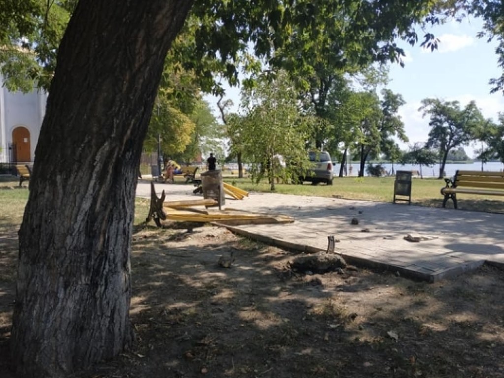 В Херсоне иномарка врезалась в столб на набережной: водитель оказался в больнице (ФОТО)