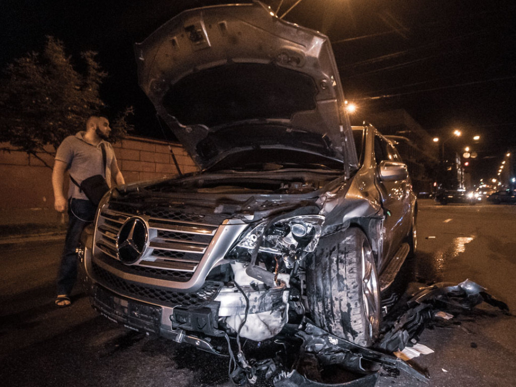 У столичного парка Шевченко столкнулись два Mercedes: у одного авто уничтожена передняя часть (ФОТО, ВИДЕО)