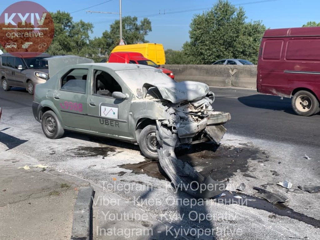 У Северного моста в Киеве водитель Uber на большой скорости врезался в троллейбус (ФОТО, ВИДЕО)