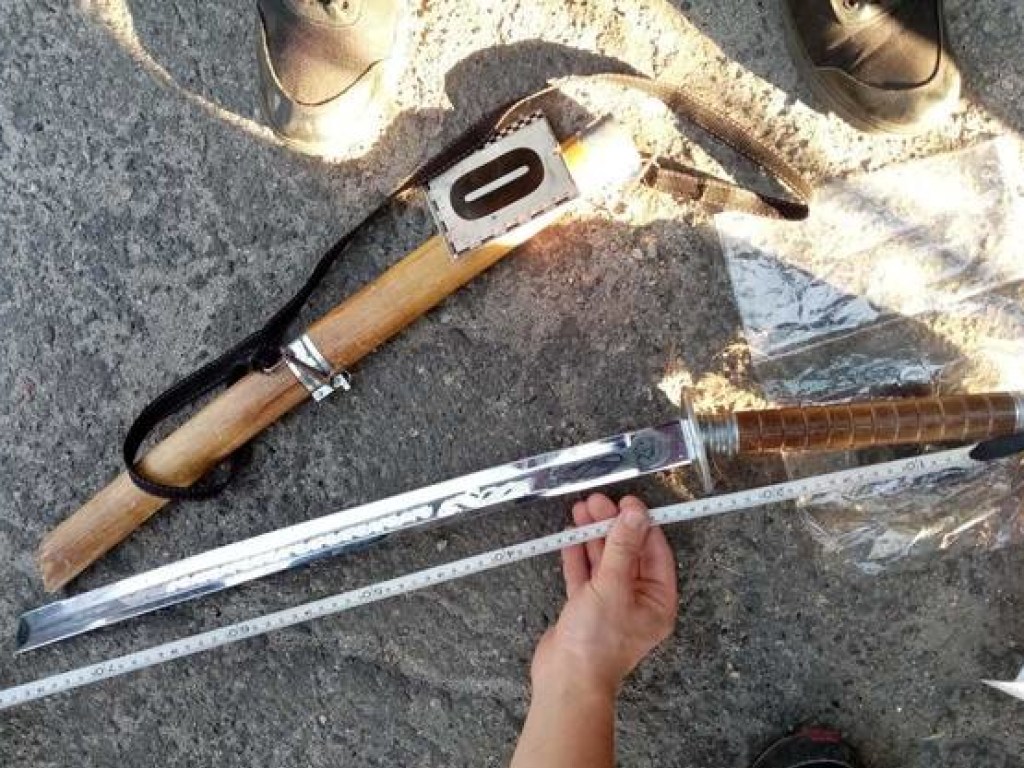 Пришел измерить давление: 59-летний мужчина напал на врачей с самурайским мечом в Харькове (ФОТО)