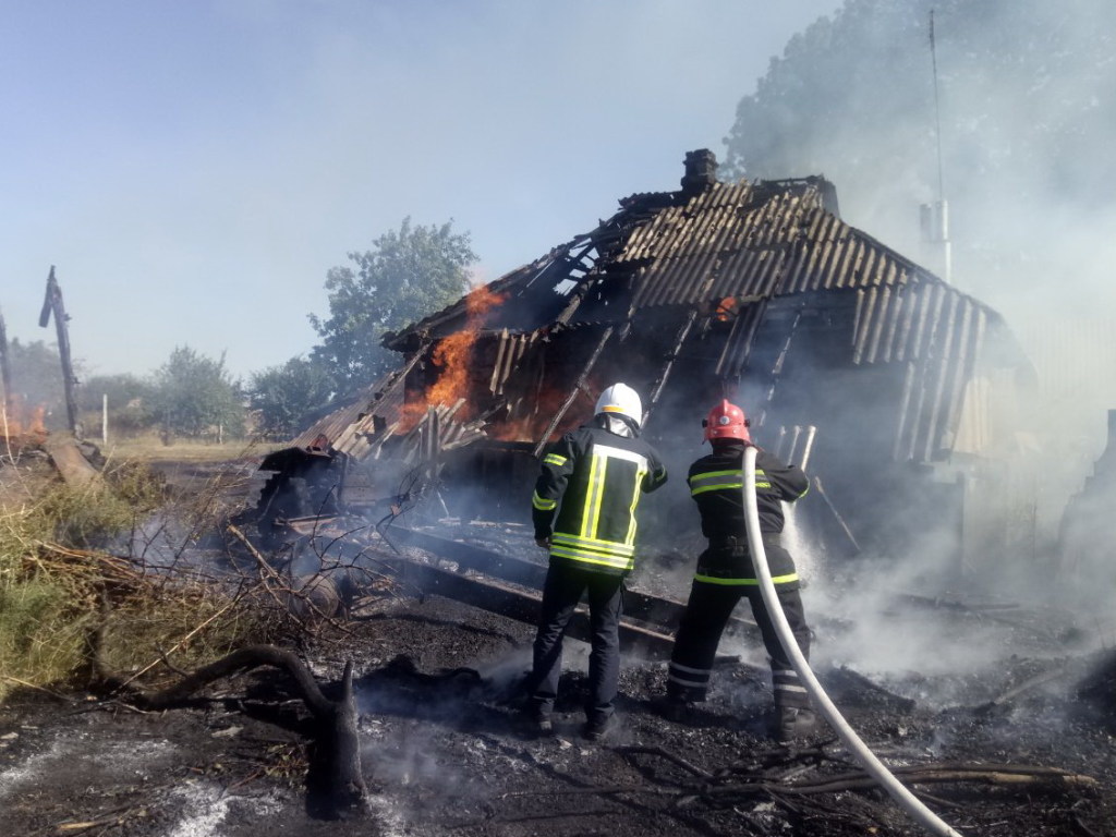 На Харьковщине женщина лишилась дома, пытаясь сжечь мусор (ФОТО)