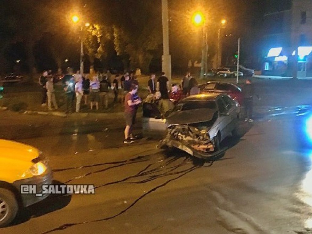 На Салтовке в Харькове произошло лобовое столкновение Daewoo и Volkswagen (ФОТО)