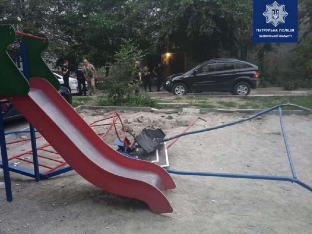 Водитель иномарки из-за неумелой езды уничтожил детскую площадку в Запорожье (ФОТО)