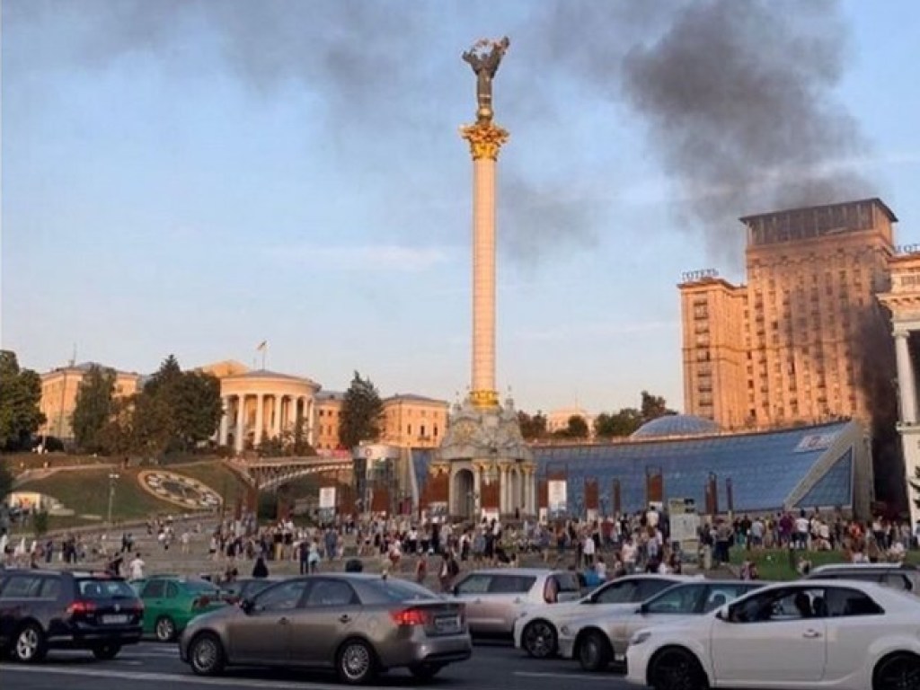 На Майдане Независимости в Киеве начался мощный пожар (ФОТО, ВИДЕО)