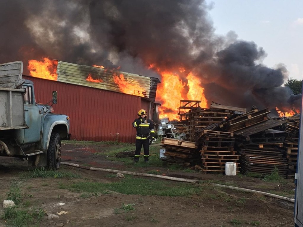 В селе во Львовской области начали гореть склады: есть пострадавшие (ФОТО)