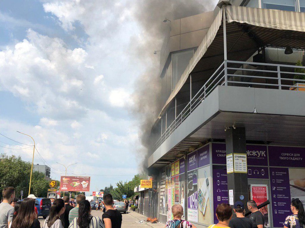 В Ужгороде произошел пожар в торговом центре (ФОТО)