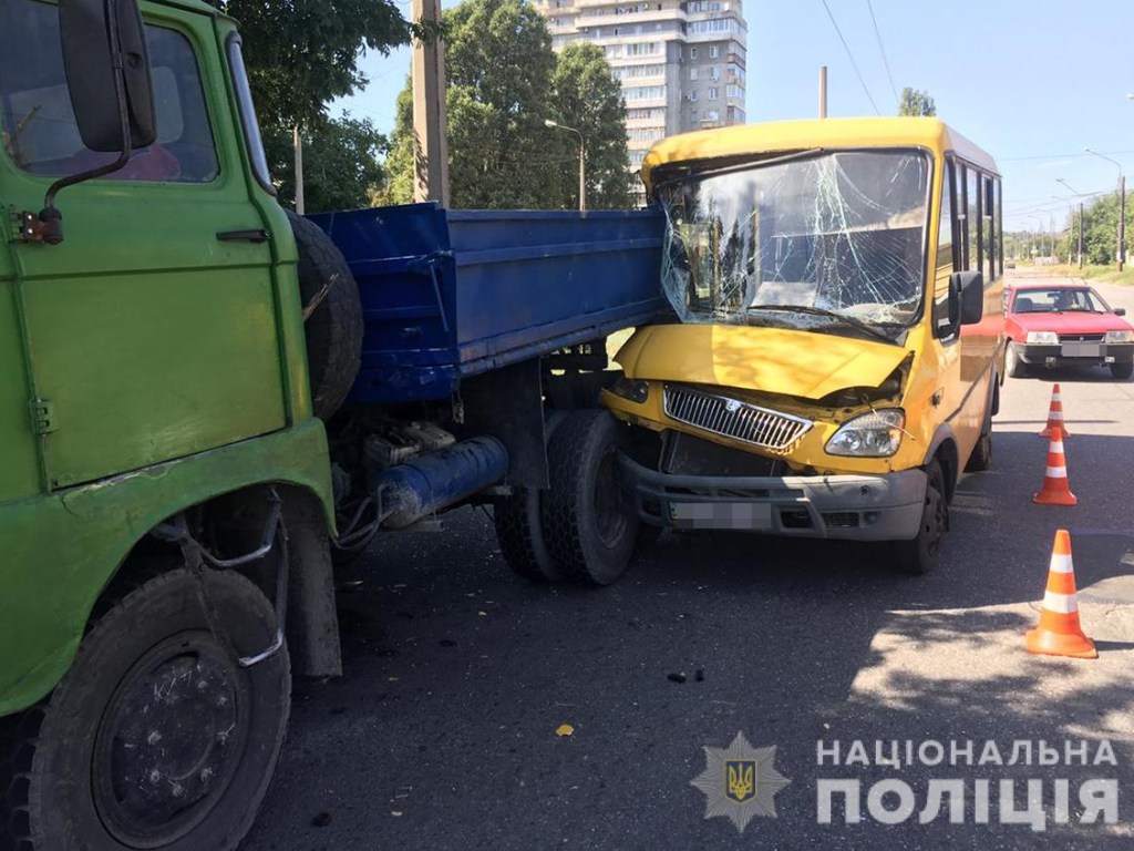 В Запорожье маршрутка врезалась в грузовик, пострадали 6 женщин и девочка-подросток (ФОТО)