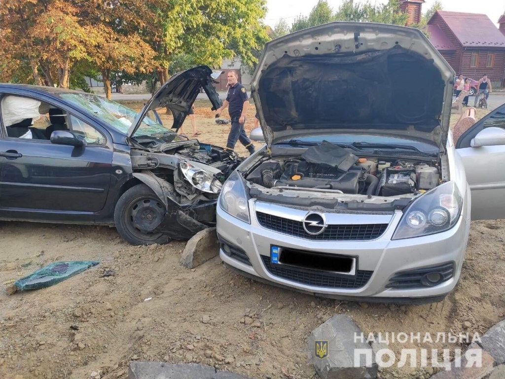 На Закарпатье пьяный водитель Peugeot врезался в припаркованное авто: пострадало 5 женщин (ФОТО)
