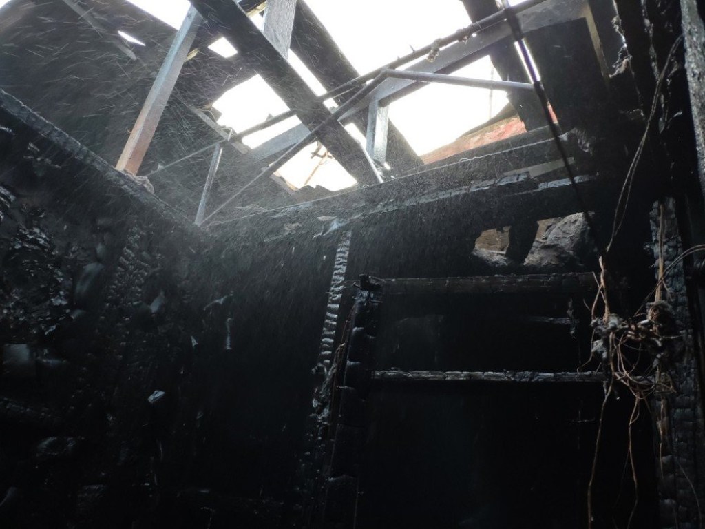 В Белгород-Днестровском огонь уничтожил подсобные помещения магазина (ФОТО)