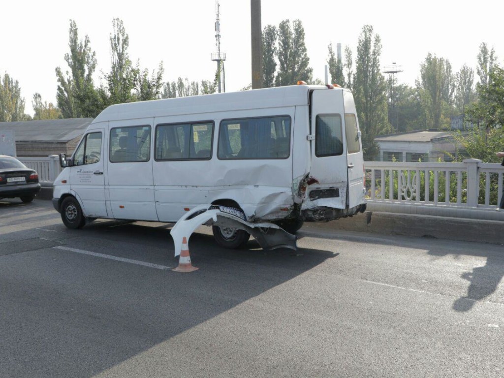 В Днепре маршрутка с пассажирами столкнулась с такси: двое пострадавших (ФОТО)