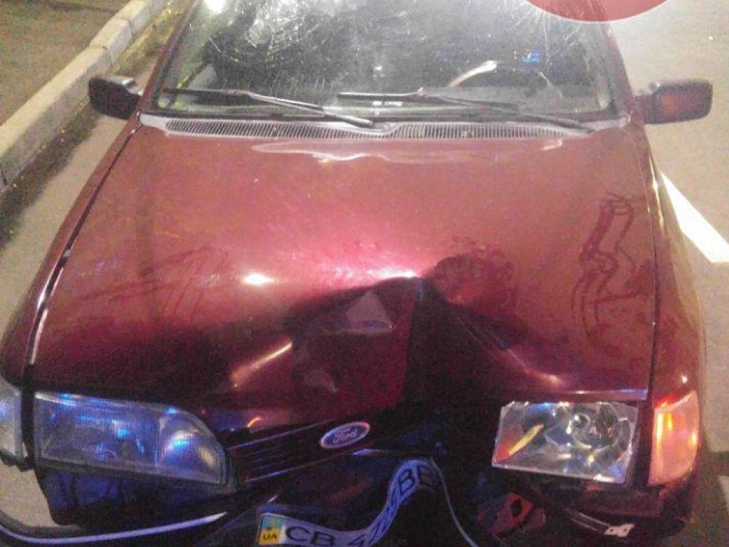 В Чернигове пьяный водитель Ford въехал в светофор (ФОТО)