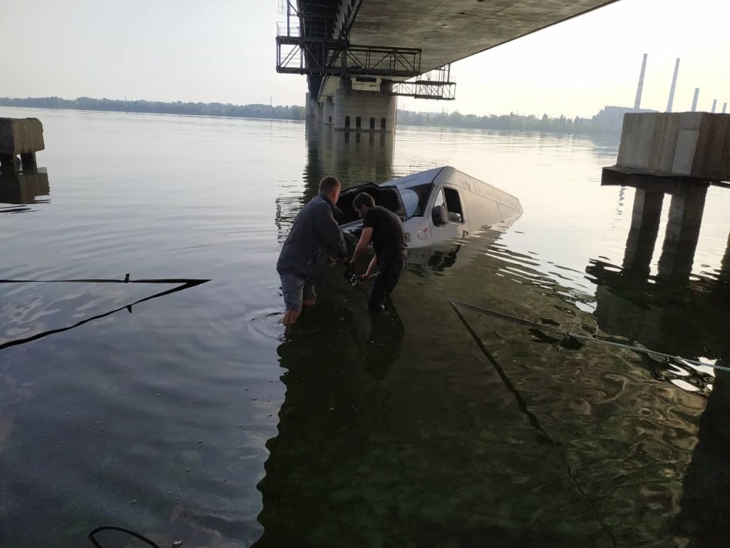 В Днепре под Южным мостом в воде оказался микроавтобус (ФОТО, ВИДЕО)