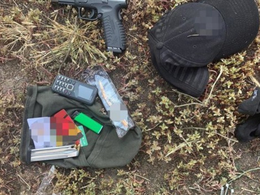 В Киеве иностранец разгуливал по столице с оружием и взрывчаткой в носках (ФОТО)
