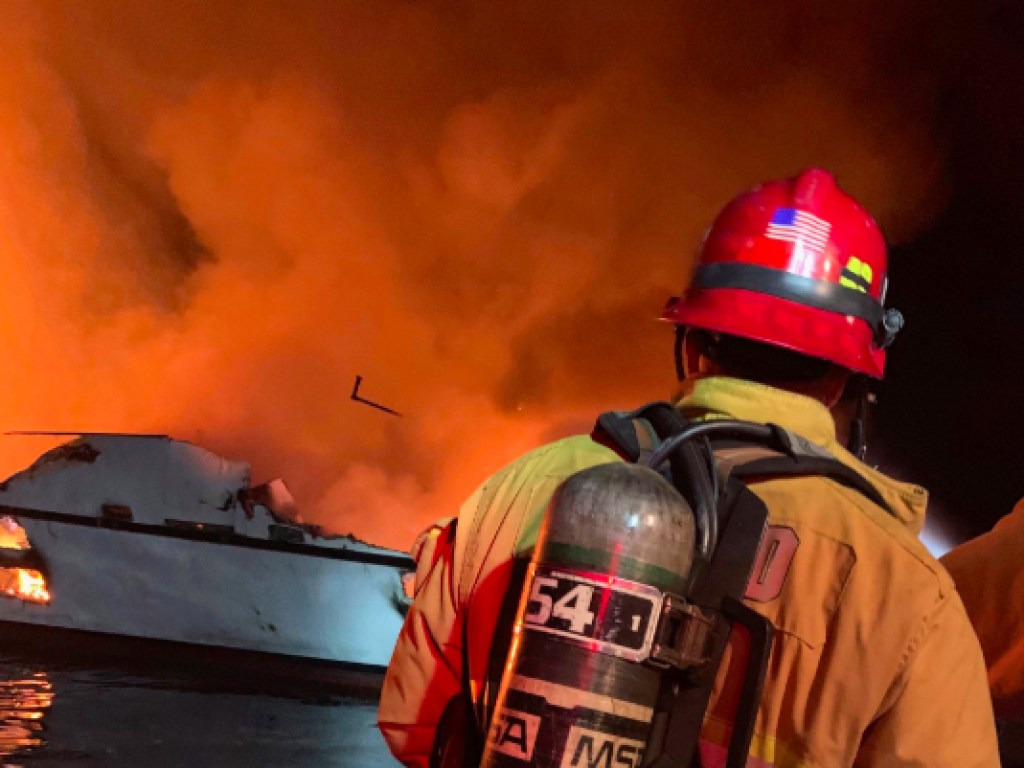 «Сгорел до уровня воды»: В США полностью выгорело судно, десятки жертв (ФОТО, ВИДЕО)