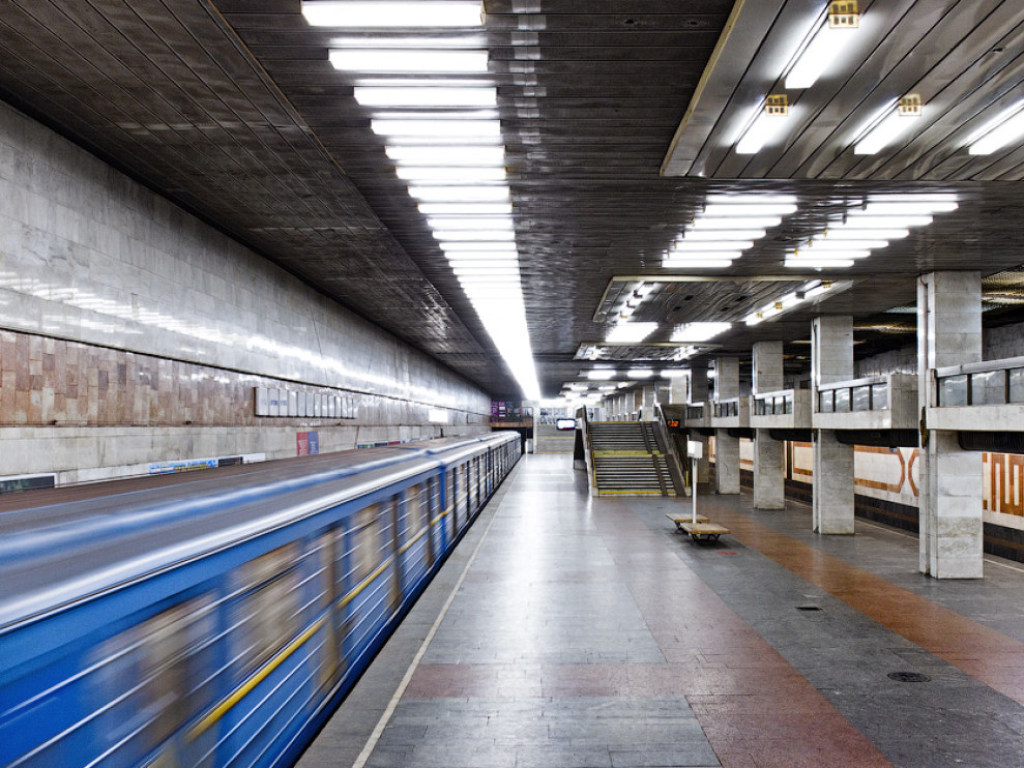 Утром в День знаний в киевском метро образовались огромные очереди (ФОТО)