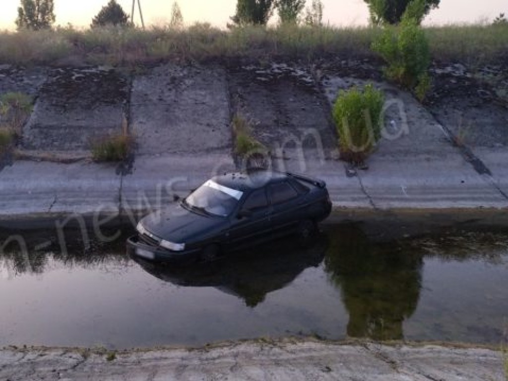 В Запорожской области автомобиль слетел в оросительный канал (ФОТО, ВИДЕО)
