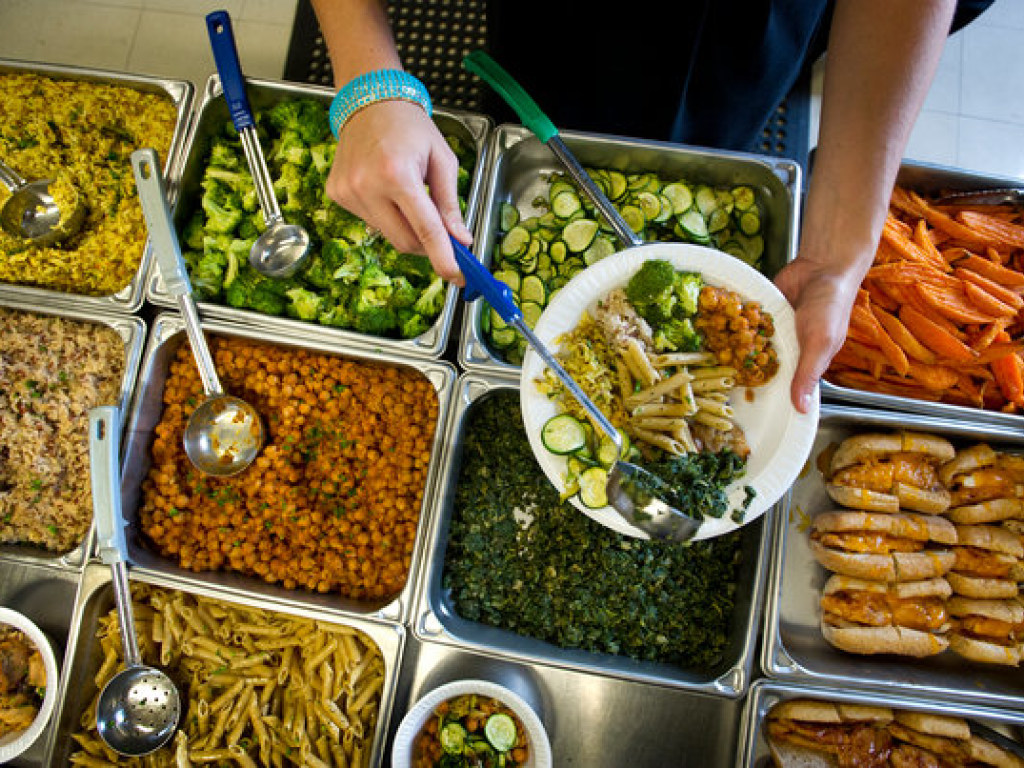 Будет шведский стол: В столице 27 школ изменят систему питания учеников