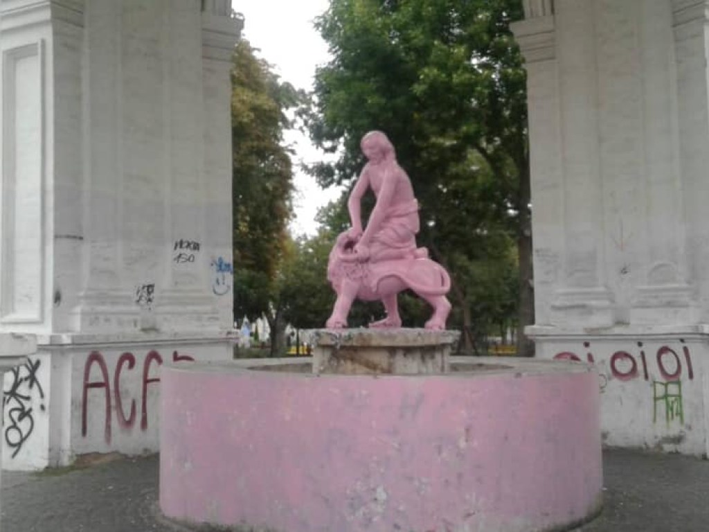 Фонтан Самсон на киевском Подоле перекрасили в розовый цвет: полиция задержала подозреваемых (ФОТО)
