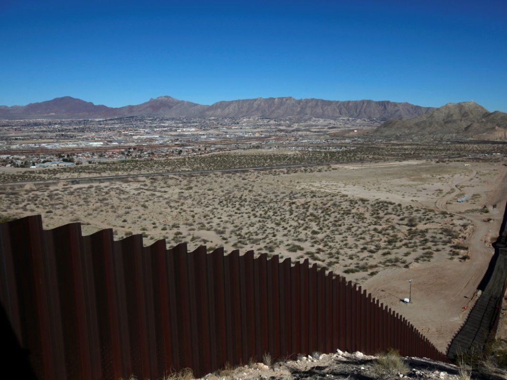Спонсируя создание «стены» на границе с Мексикой, Пентагон превращает США в государство военной диктатуры – эксперт