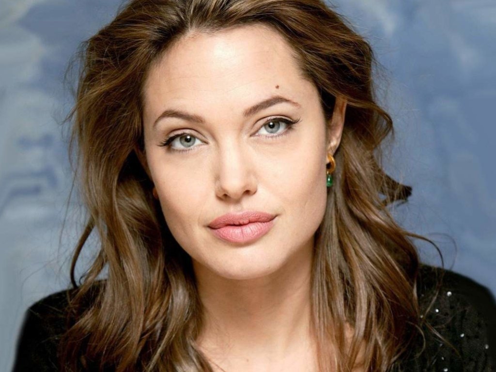 Анджелина Джоли с немытыми ногами опозорилась на прогулке (ФОТО)