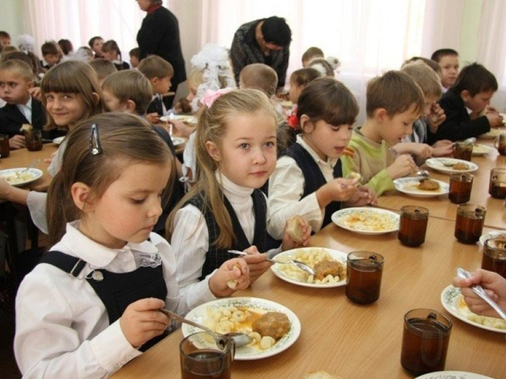 Педиатр рассказал, какие блюда и продукты обязательно должны быть в меню школьников