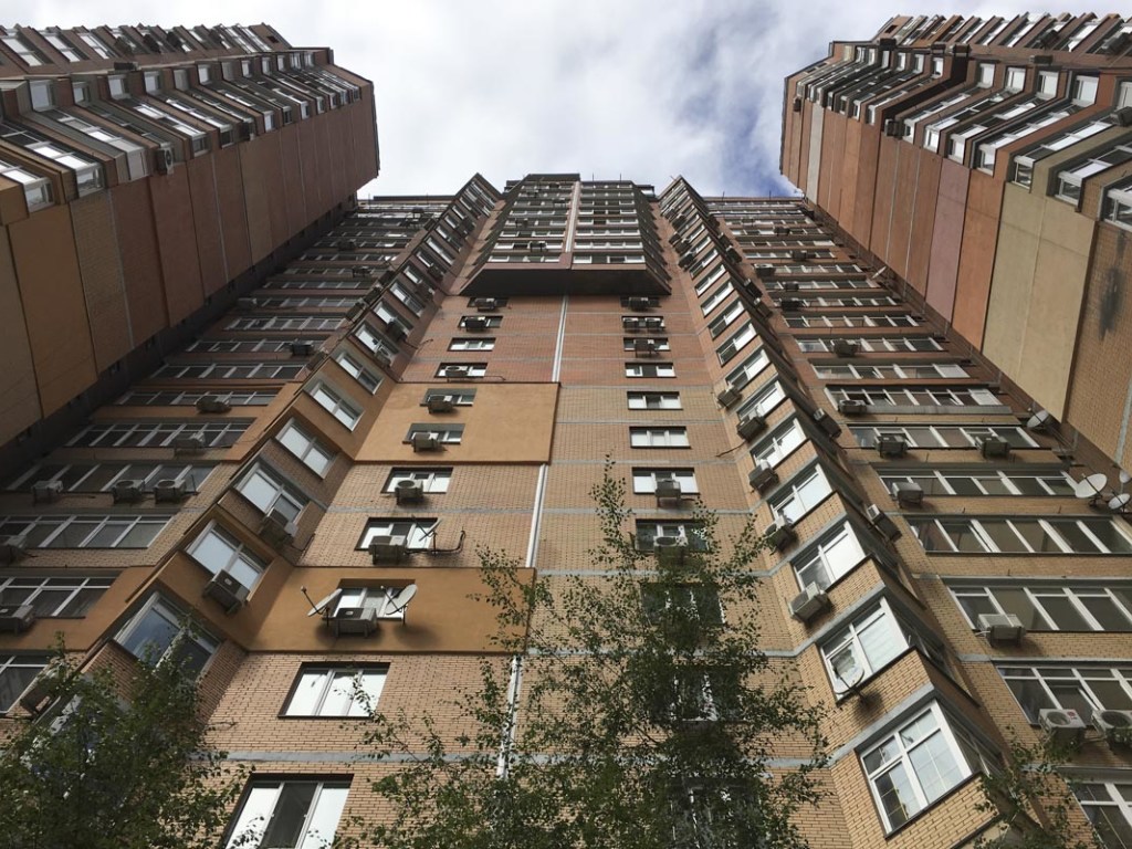 Из квартиры на 13 этаже в элитном районе Киева выпала женщина (ФОТО, ВИДЕО)