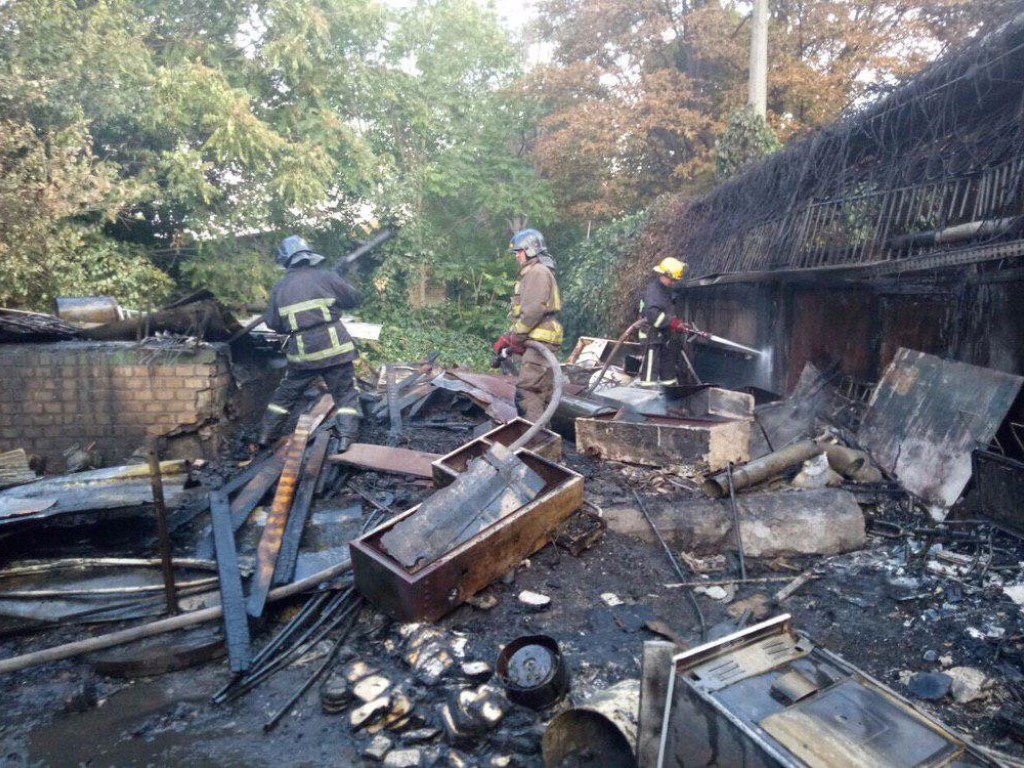 В Одессе горел рынок: огонь распространился на кучу мусора (ФОТО, ВИДЕО)