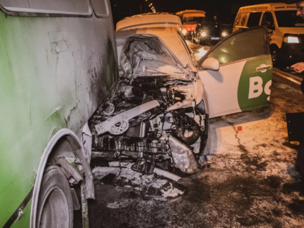 В Киеве произошло два масштабных ДТП: на Харьковском шоссе загорелась Toyota (ФОТО)