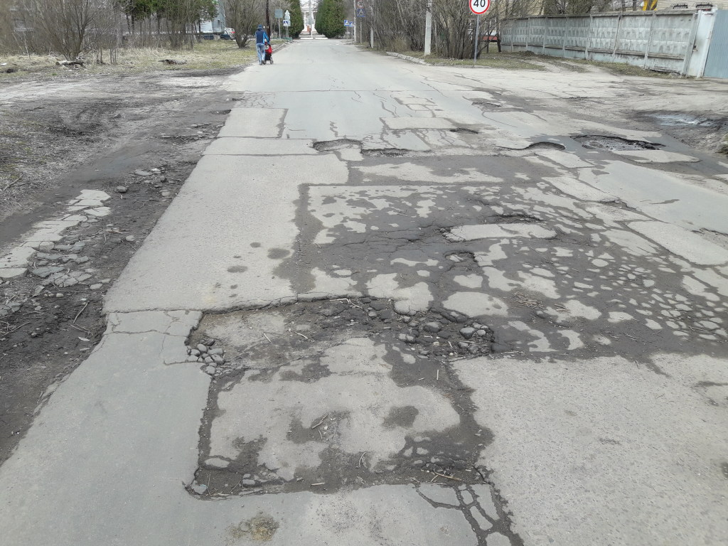 В Харькове под асфальт провалился мусоровоз (ФОТО)