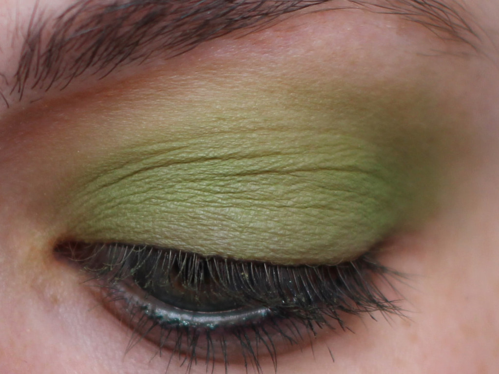 «Зачетный зеленый макияж»: самый актуальный цвет мейкапа этого сезона