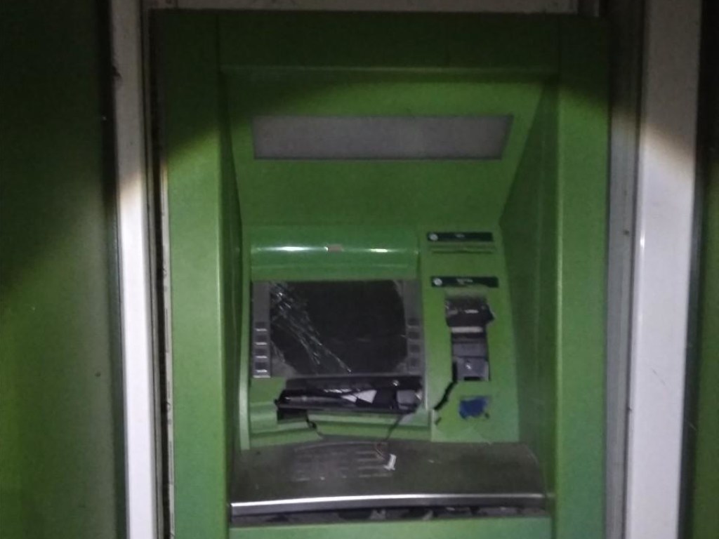 На Харьковщине неизвестные взорвали банкомат, но остались без денег (ФОТО)