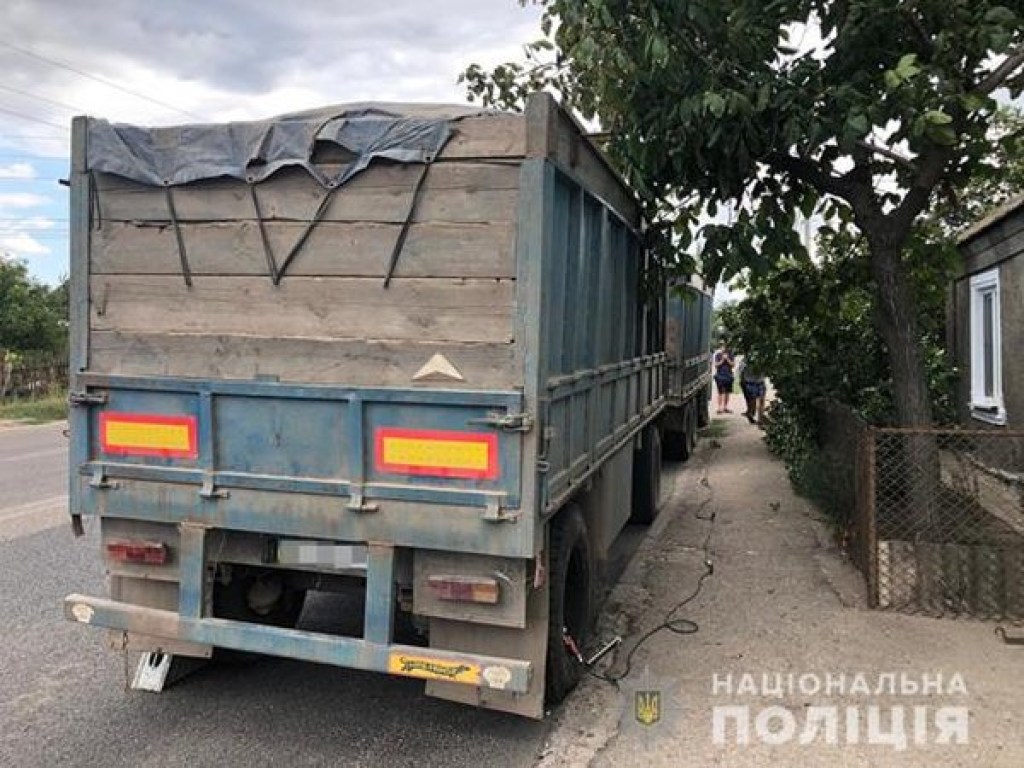 Не менее 5 переломов: Оторвавшееся от КамАЗа колесо едва не убило пенсионера в Николаеве (ФОТО)