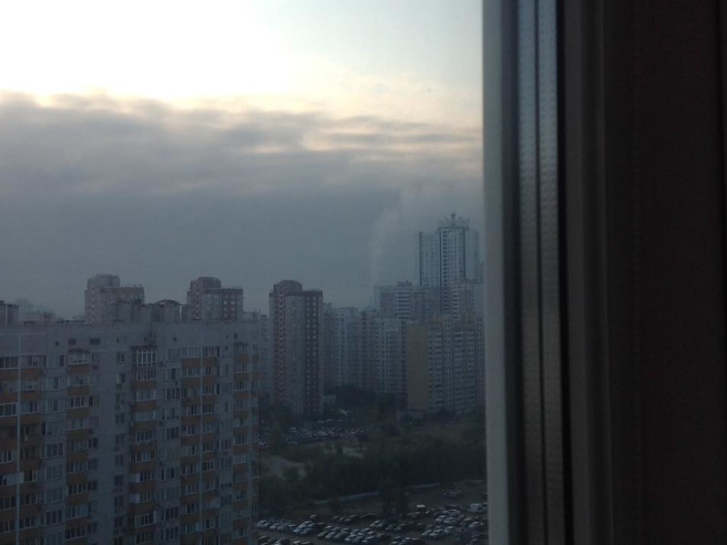 Столичные Позняки затянуло дымом: Люди задыхаются в собственных квартирах (ФОТО)