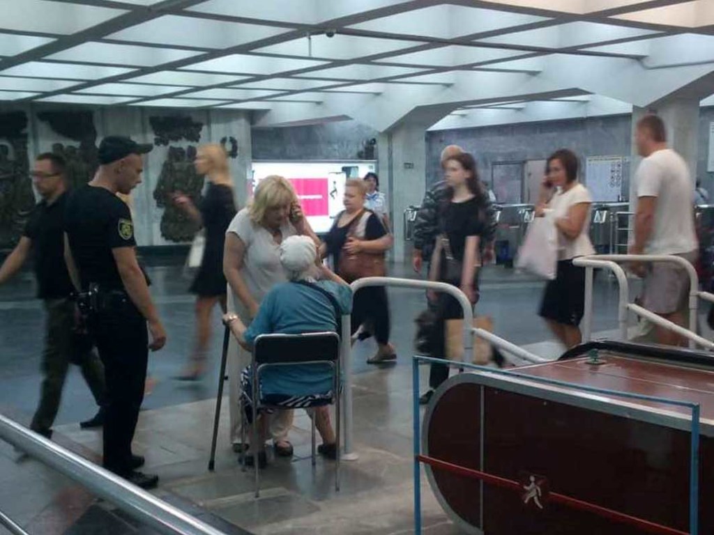 В метро на движущемся эскалаторе упала пожилая женщина (ФОТО)