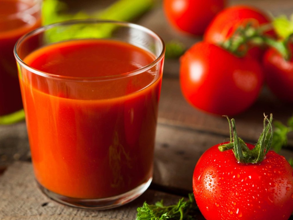 Обострит многие болезни: Эксперты рассказали, кому нельзя пить томатный сок